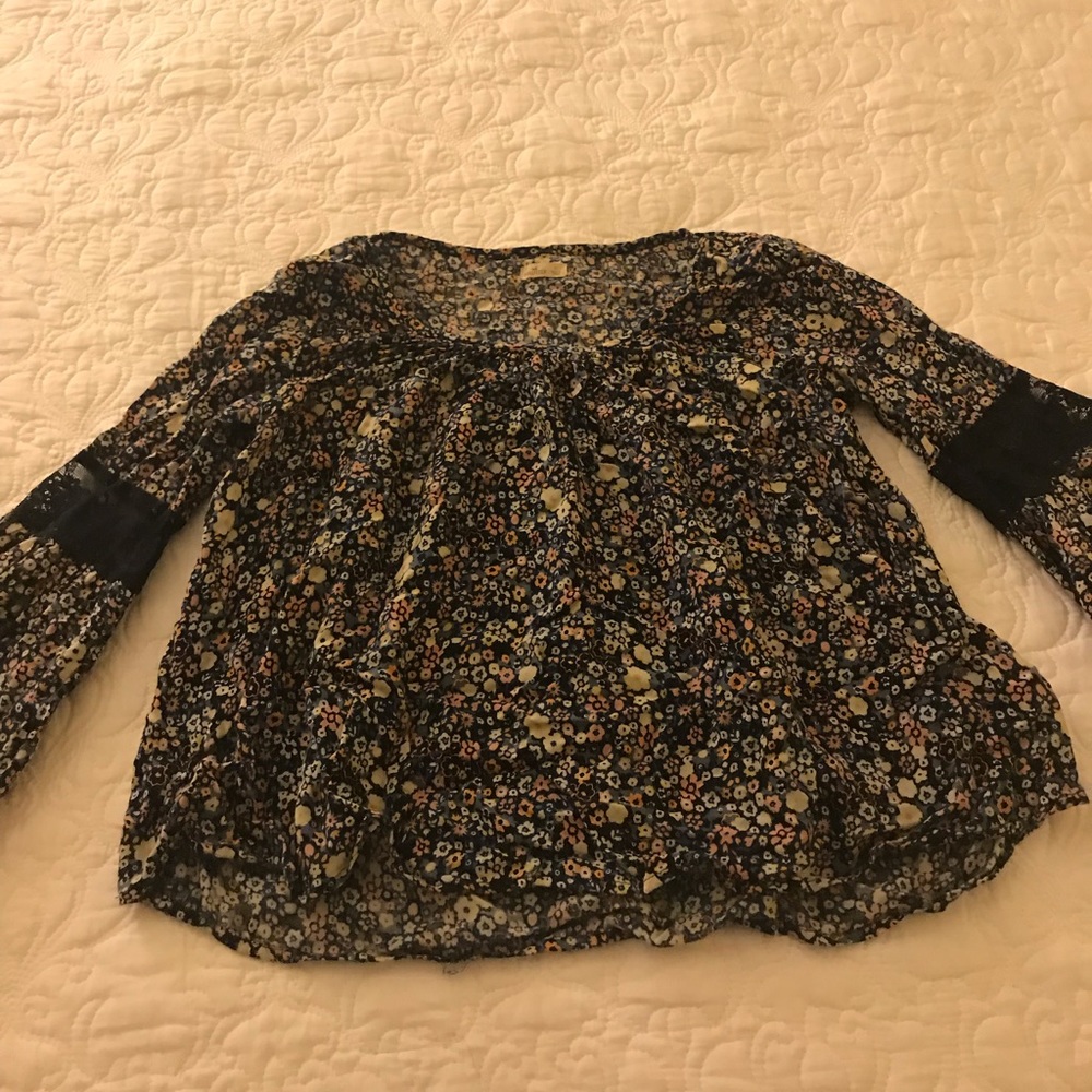 Floral Hollister Top!